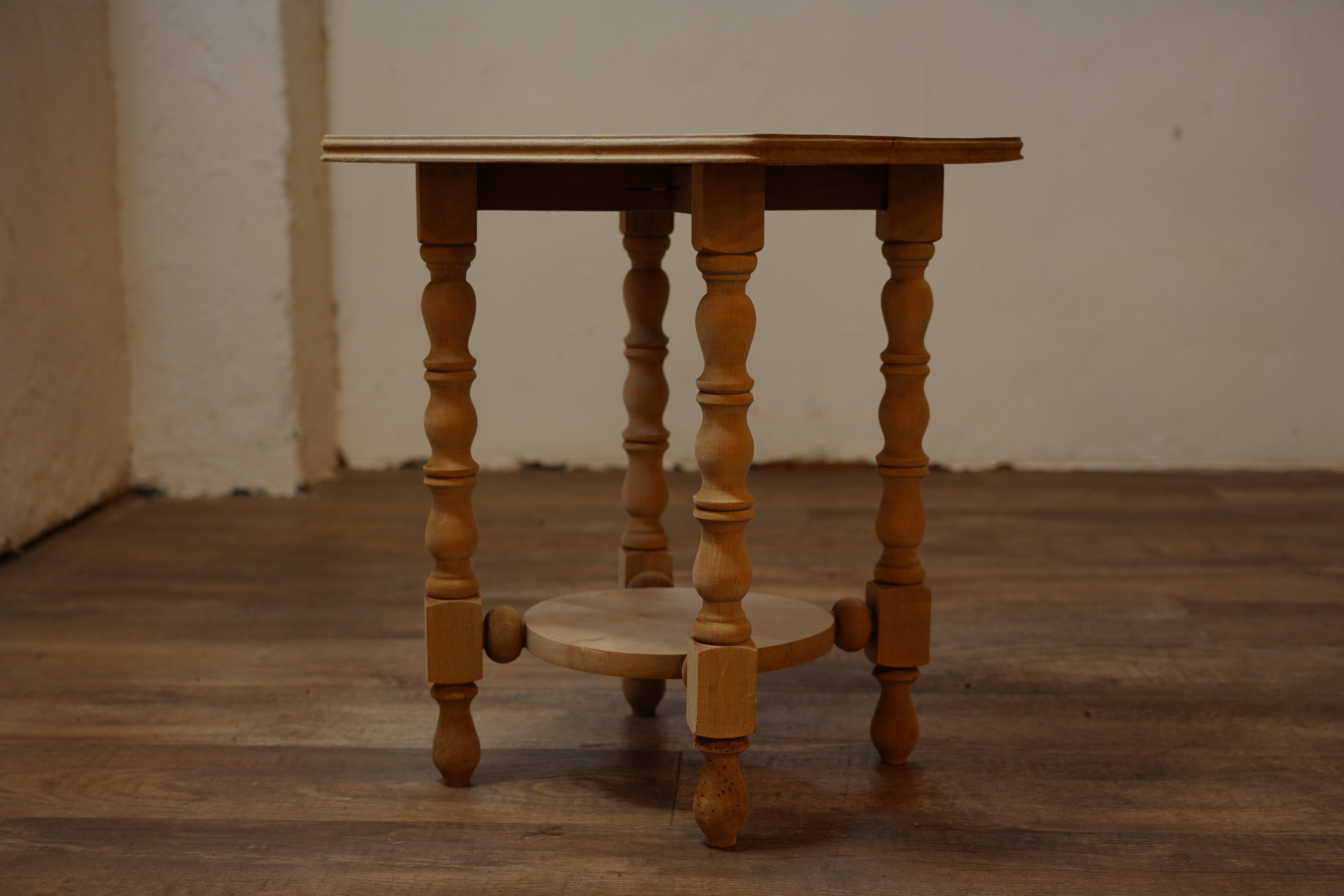 k614r123 アメリカ製 ネオクラシカルな円形サイドテーブル アンピール様式 k614r123 アメリカ製 ネオクラシカルな形サイドテーブル