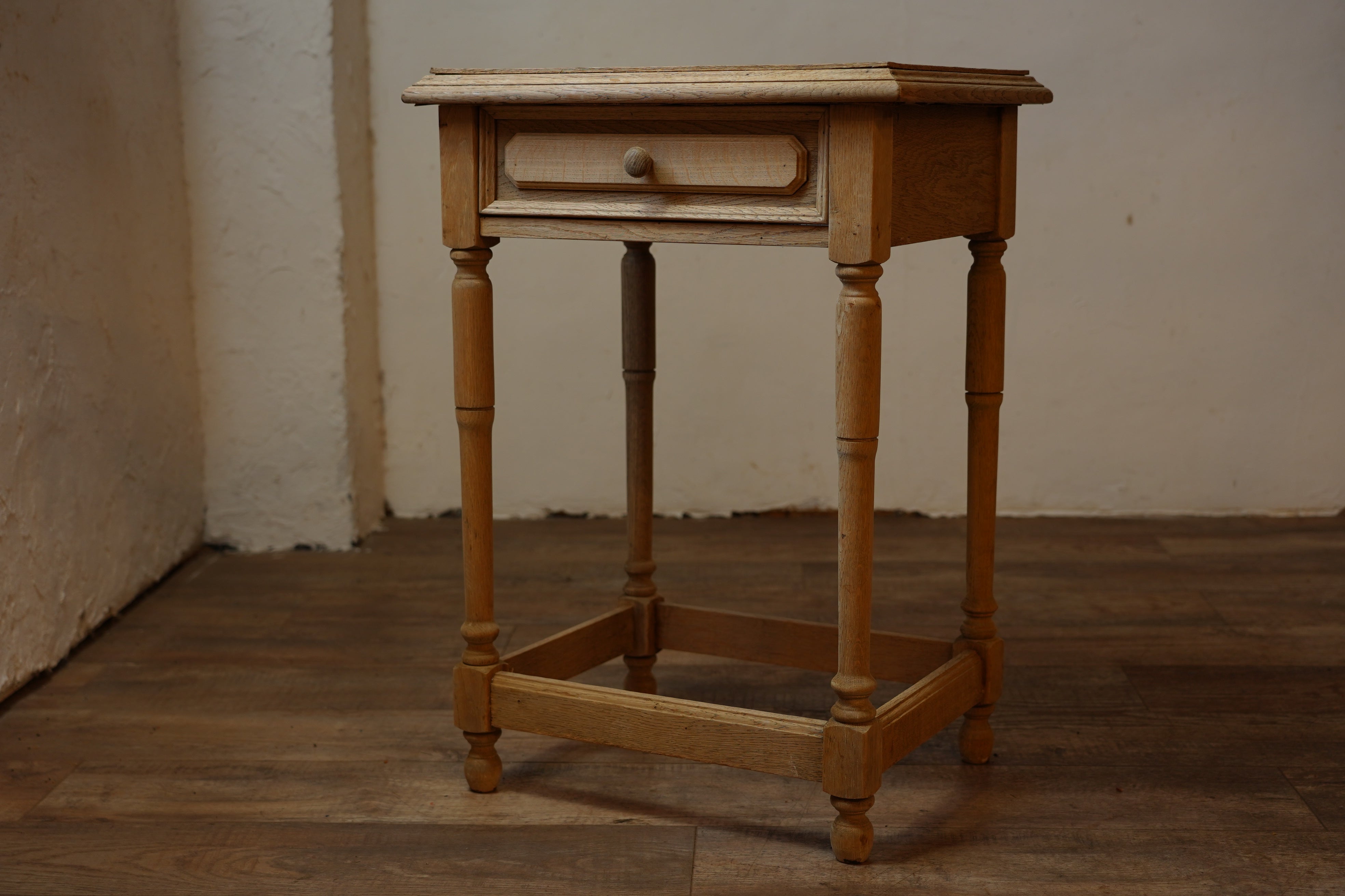1930年代★フランス★個性的で珍しいサイドテーブル 2点あり！1930年代オーク材小さなベッドサイドテーブル（高さ63cm