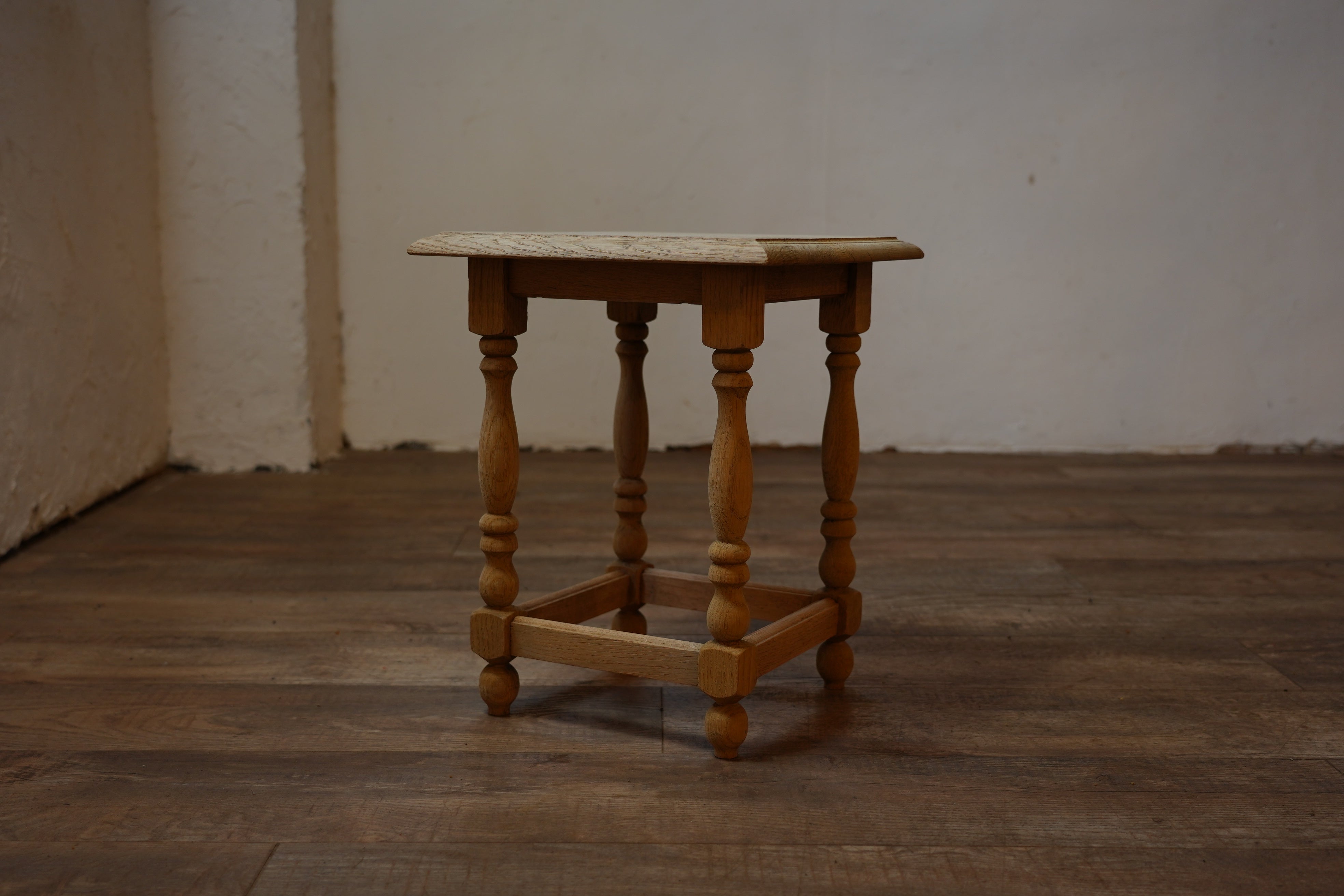 彫刻顔の木製スツール イタリア製1930年代 本革 彫刻顔の木製スツール イタリア製1930年代 本革