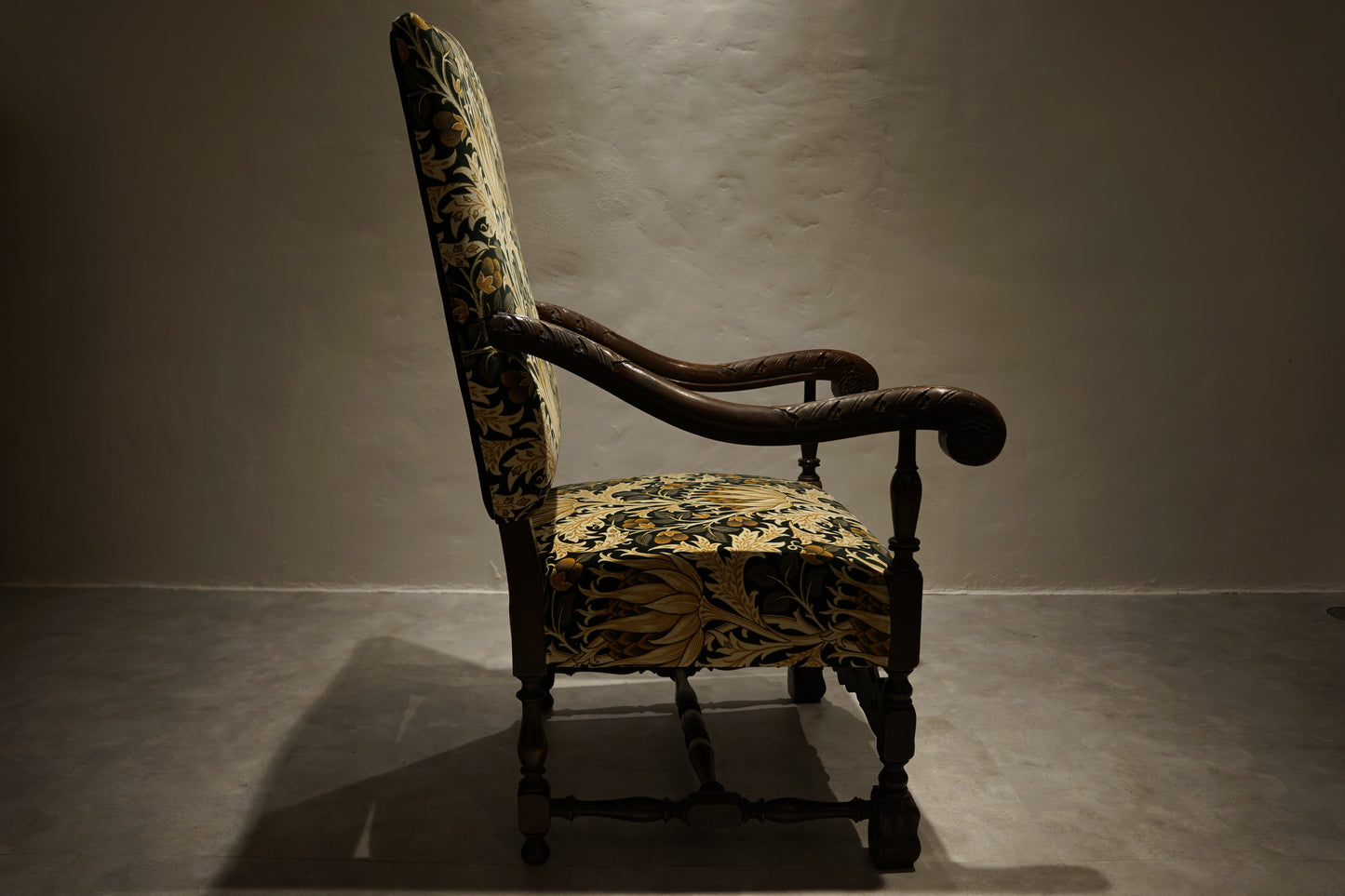 イギリスアンティーク  アームチェア ジャコビアン様式　William Morris　C104