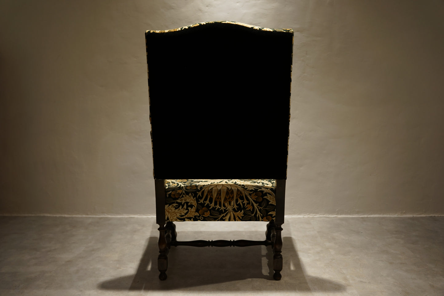 イギリスアンティーク  アームチェア ジャコビアン様式　William Morris　C104