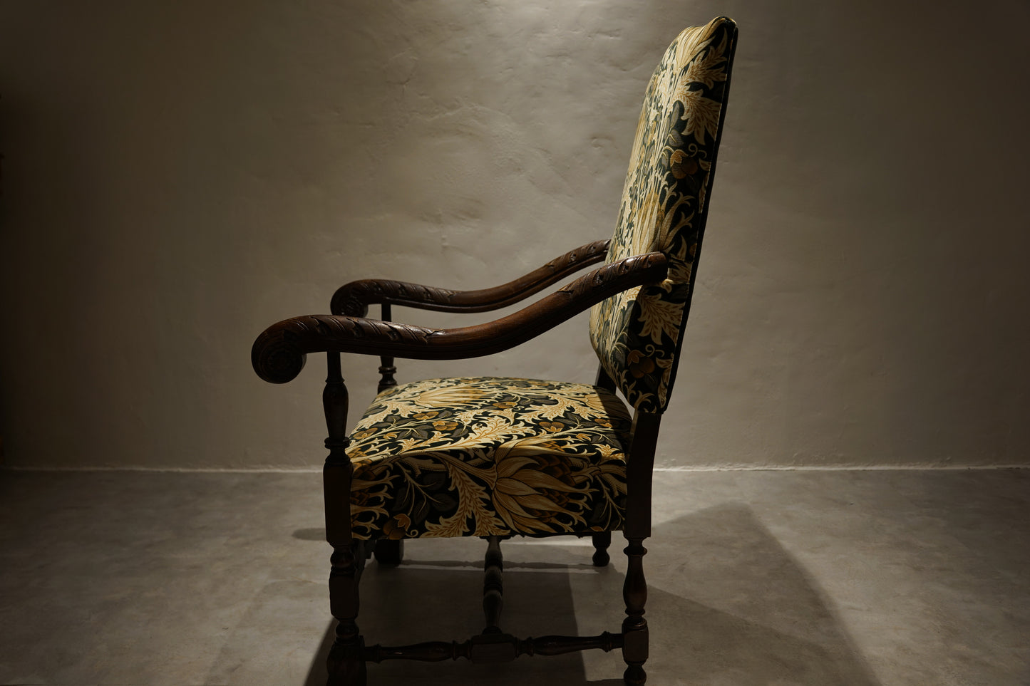 イギリスアンティーク  アームチェア ジャコビアン様式　William Morris　C104