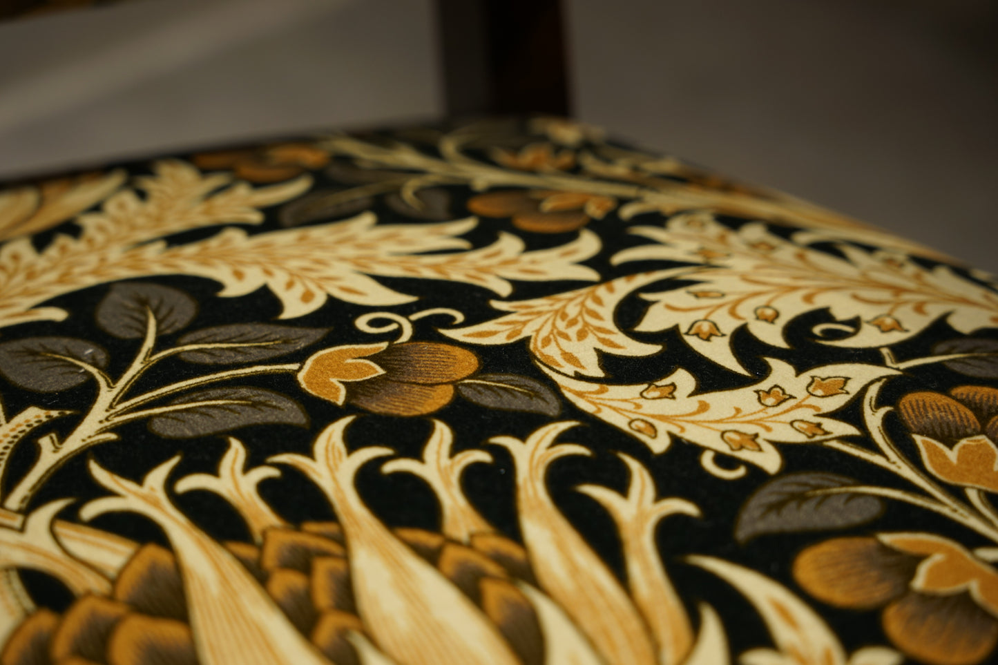 イギリスアンティーク  アームチェア ジャコビアン様式　William Morris　C104