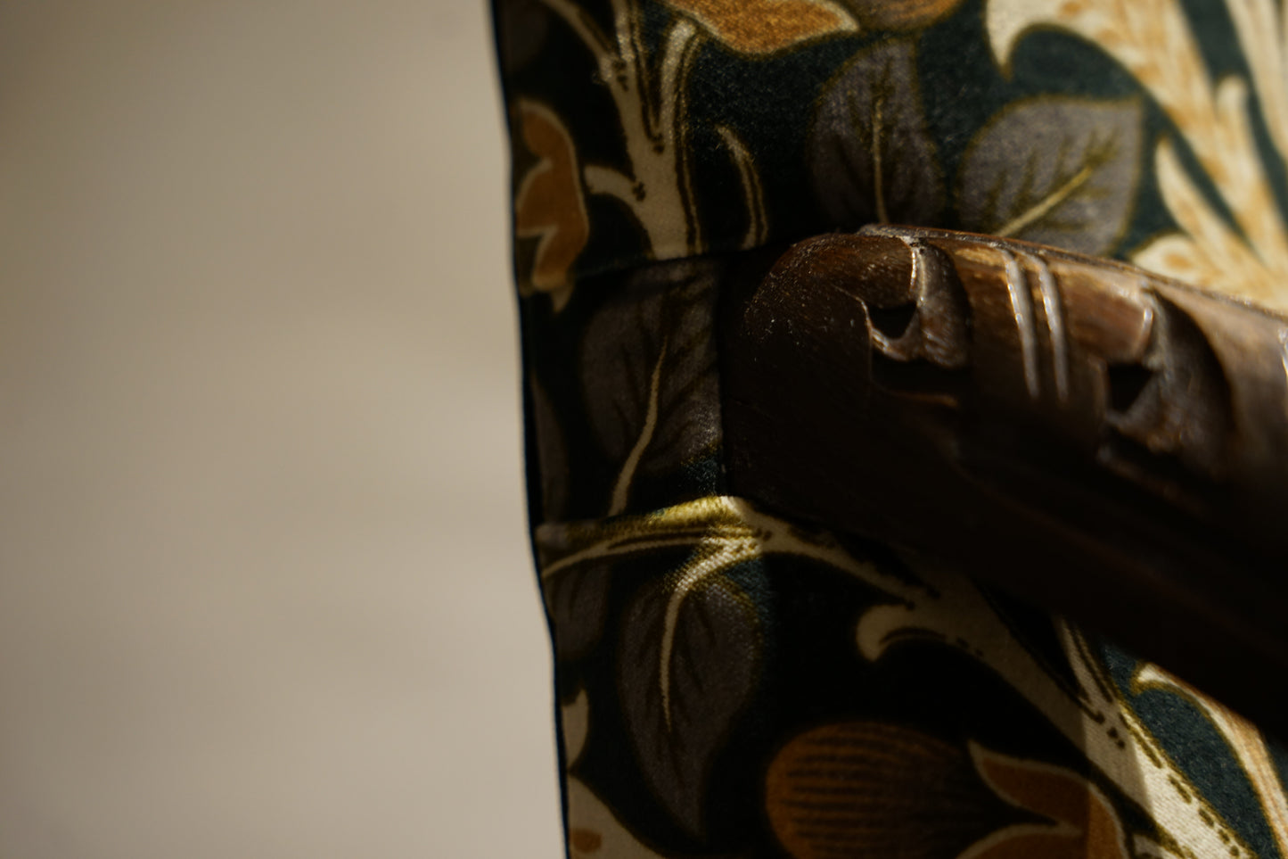 イギリスアンティーク  アームチェア ジャコビアン様式　William Morris　C104