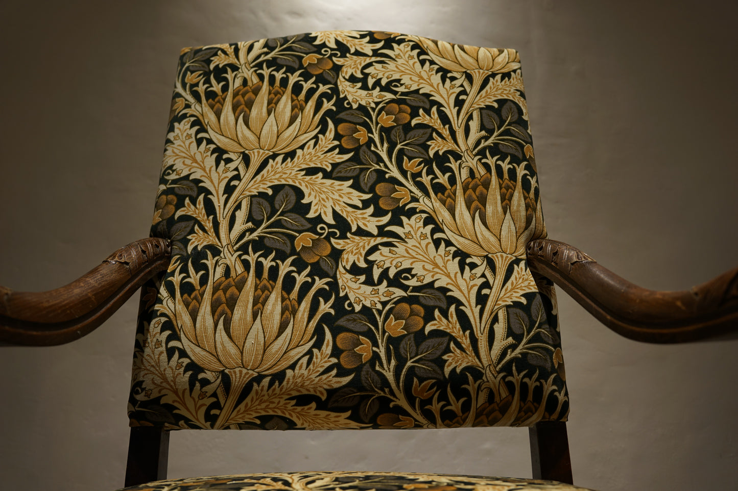 イギリスアンティーク  アームチェア ジャコビアン様式　William Morris　C104