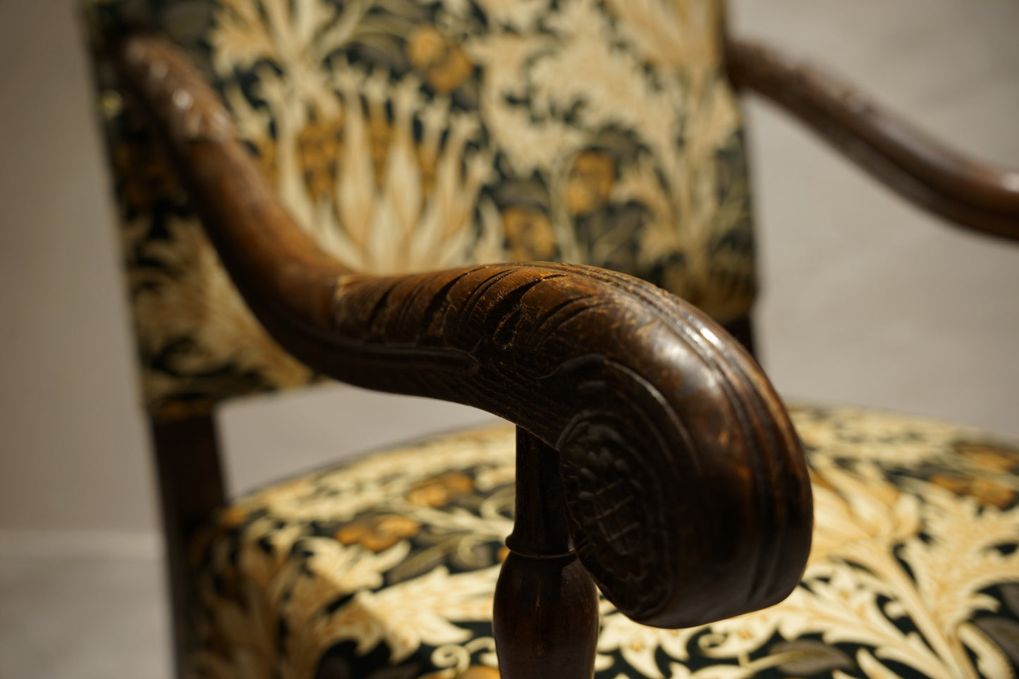 イギリスアンティーク  アームチェア ジャコビアン様式　William Morris　C104