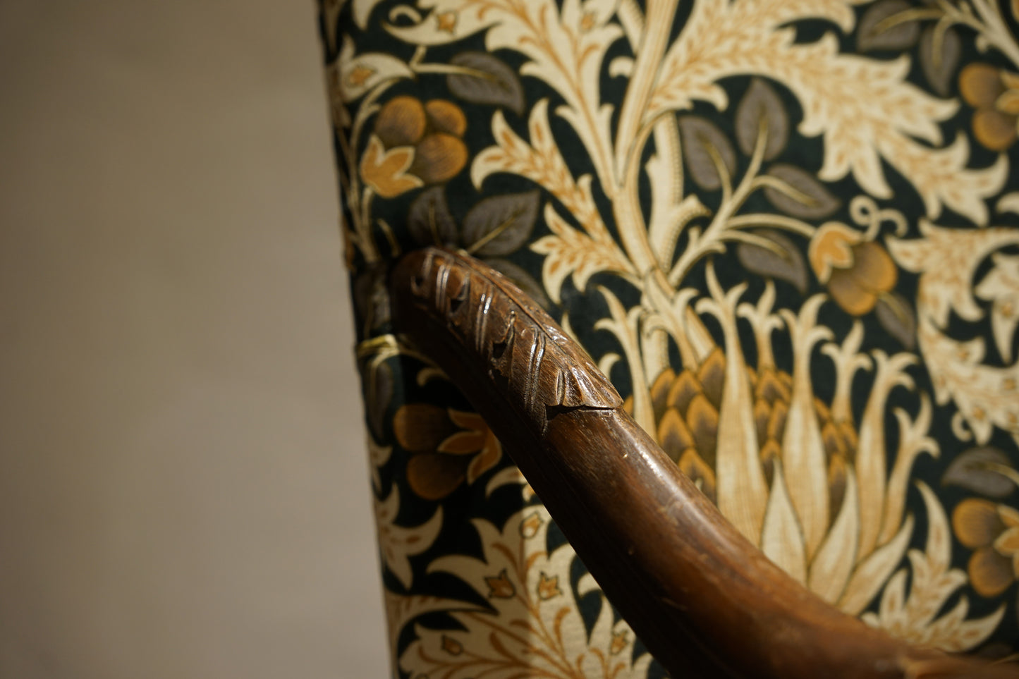 イギリスアンティーク  アームチェア ジャコビアン様式　William Morris　C104