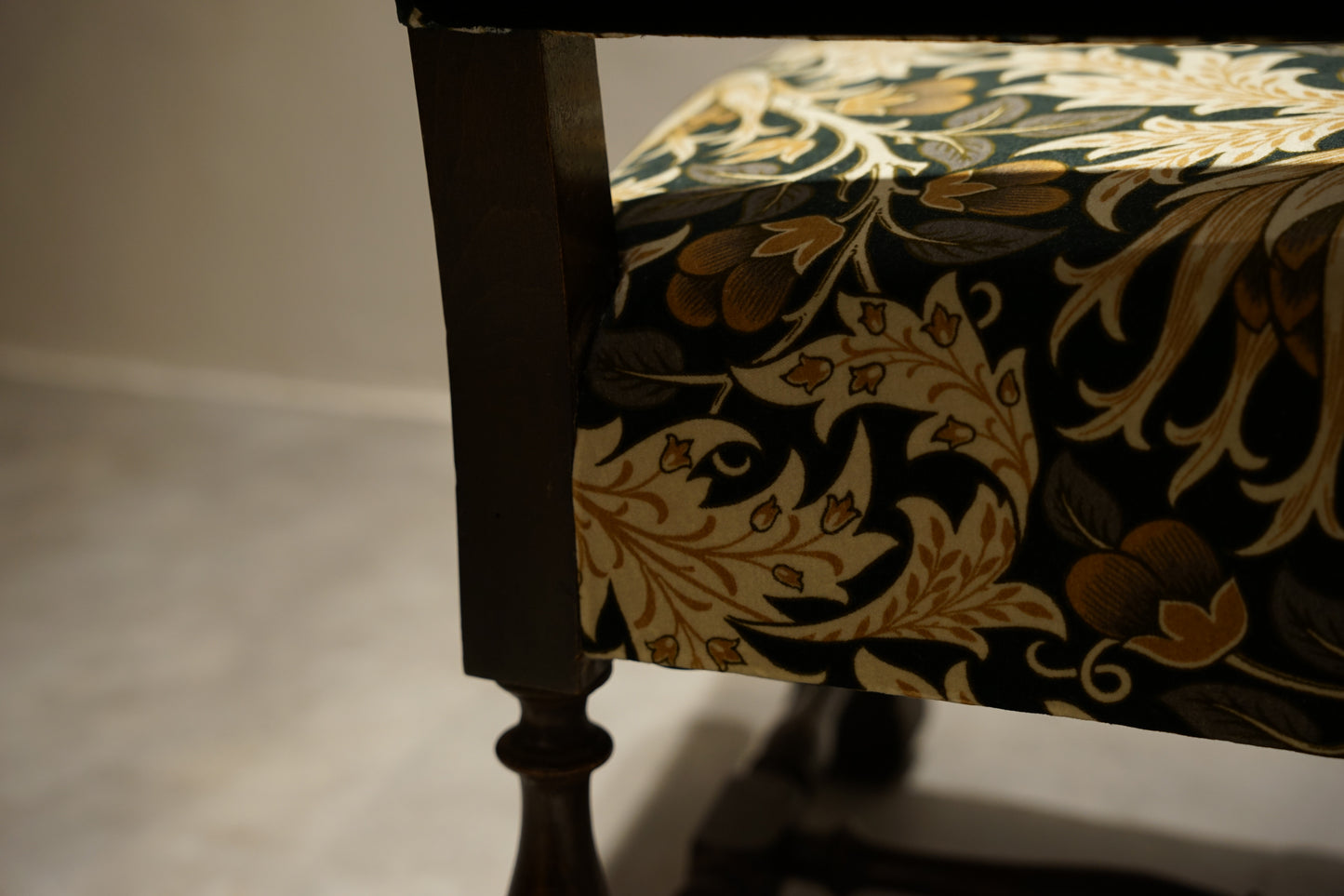 イギリスアンティーク  アームチェア ジャコビアン様式　William Morris　C104