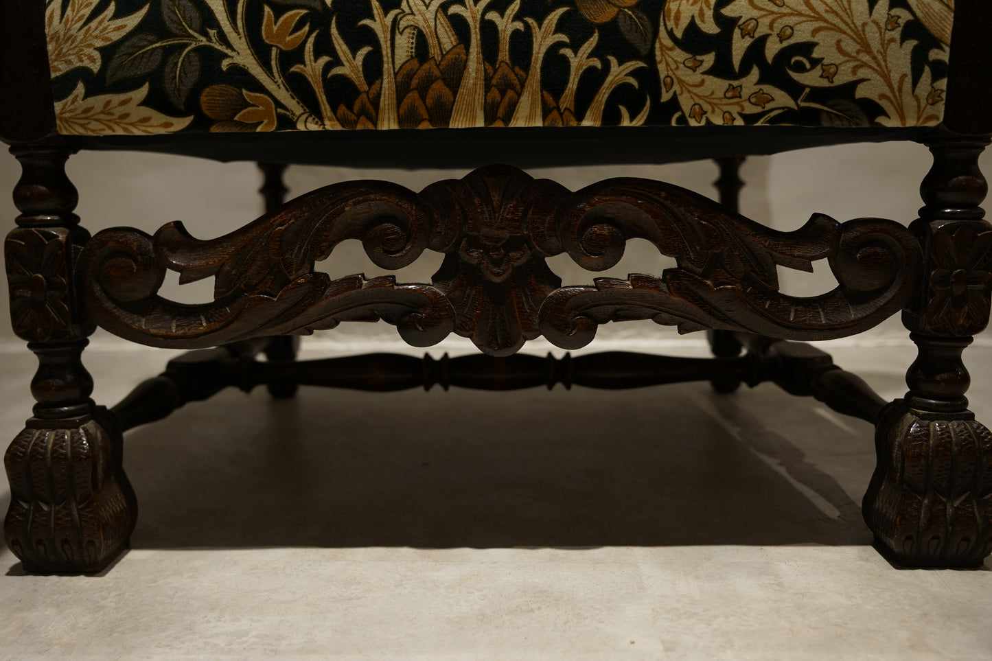 イギリスアンティーク  アームチェア ジャコビアン様式　William Morris　C104