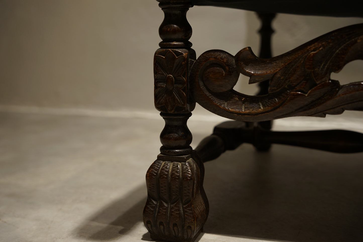 イギリスアンティーク  アームチェア ジャコビアン様式　William Morris　C104