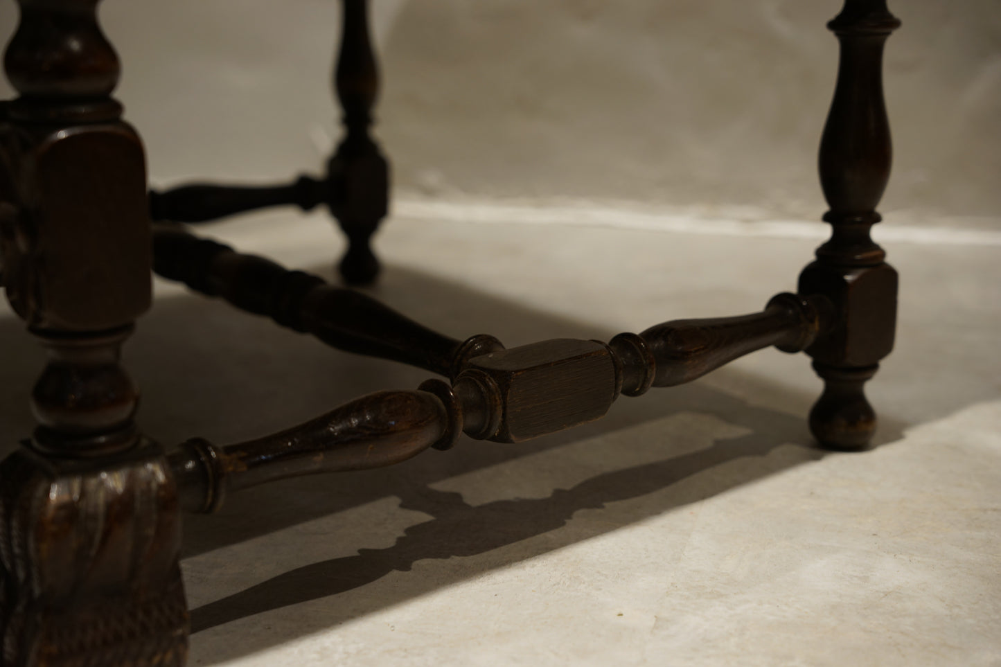 イギリスアンティーク  アームチェア ジャコビアン様式　William Morris　C104