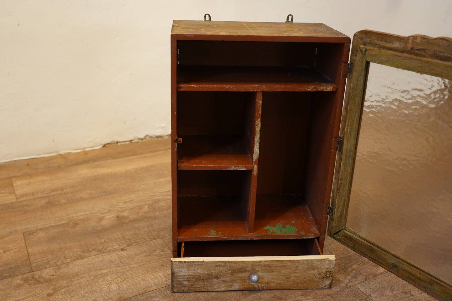 小さいキャビネット　F313