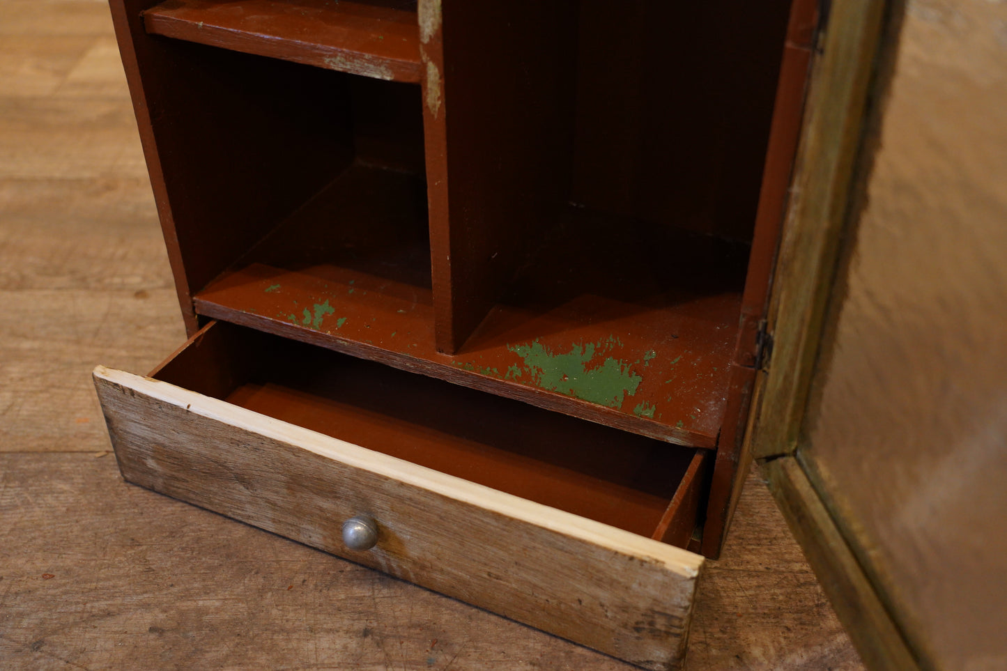 小さいキャビネット　F313